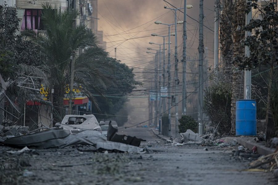 Gaza (---), 07/11/2023.- Debris in a street following Israeli air strikes in the northern Gaza Strip, 07 November 2023. More than 10,000 Palestinians and at least 1,400 Israelis have been killed, according to the Israel Defense Forces (IDF) and the Palestinian health authority, since Hamas militants launched an attack against Israel from the Gaza Strip on 07 October, and the Israeli operations in Gaza and the West Bank which followed it. EFE/EPA/MOHAMMED SABER