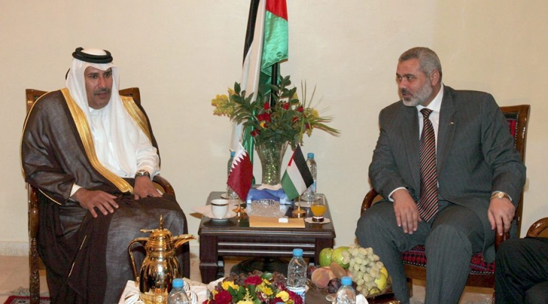 AA02 CIUDAD DE GAZA (GAZA) 09/10/06 .- El ministro de relaciones exteriores de Qatar, el jeque Hamad bin Jassim bin Jabr al-Thani (i) habla con el primer ministro palestino Ismail Haniyeh (d) y con el ministro de asuntos exteriores Mahmoud al-Zahar durante su encuentro en Gaza, lunes 9 de octubre. El jeque Hamad bin Jassem al Thani inició su reunión el día lunes con líderes palestinos, esperando promover unidad gubernamental que podría llevar a una reinstauración de la ayuda occidental para Cisjordania y Gaza. EFE/ALI ALI