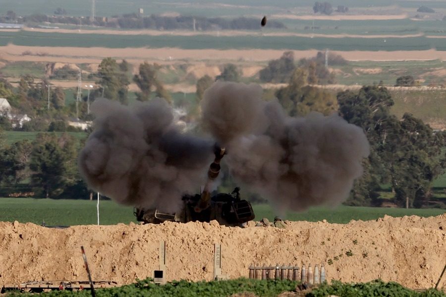 Frontera de Gaza, 01/02/2024.- Una unidad de artillería israelí dispara un proyectil hacia la franja de Gaza cerca de la frontera en el sur de Israel,este jueves. Casi 27.000 palestinos y más de 1.300 israelíes han muerto, según la Autoridad Palestina Ministerio de Salud y las Fuerzas de Defensa de Israel (FDI) desde que comenzó el conflicto en el pasado mes de Octubre de 2023.-EFE/ABIR SULTAN