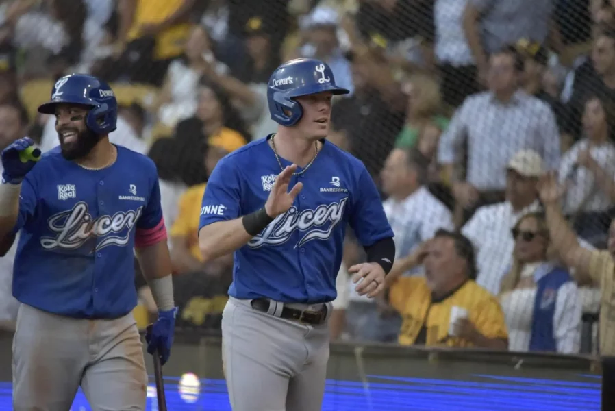 Troy-Jhonston-fue-lider-en-la-victoria-del-Licey-sobre-las-Aguilas-este-domingo-cinco-de-enero-en-el-estadio-Cibao-de-Santiago-1536x1026.jpg