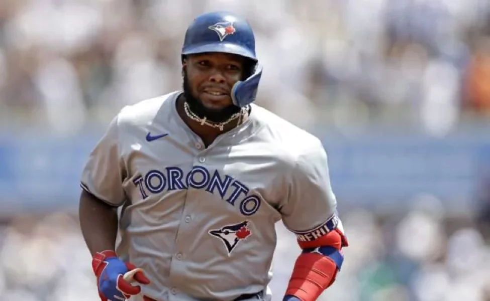 Vladimir-Guerero-Jr-y-dos-de-sus-companeros-conectaron-de-jonron-en-la-victoria-de-Toronto-ante-San-Francisco-650x400