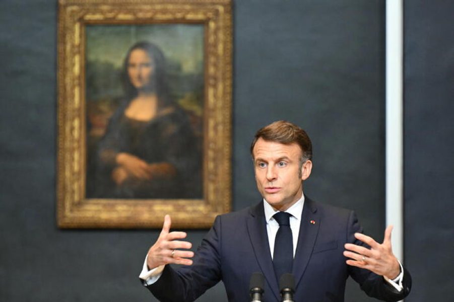 epa11858377 France's President Emmanuel Macron gives a speech in front of Leonardo da Vinci's masterpiece Mona Lisa during his visit to the Louvre Museum in Paris, France, 28 January 2025.  EPA/BERTRAND GUAY / POOL  MAXPPP OUT