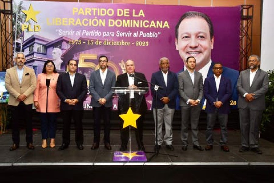 en-el-centro-Charles-Mariotti-junto-altos-dirigentes-del-PLD