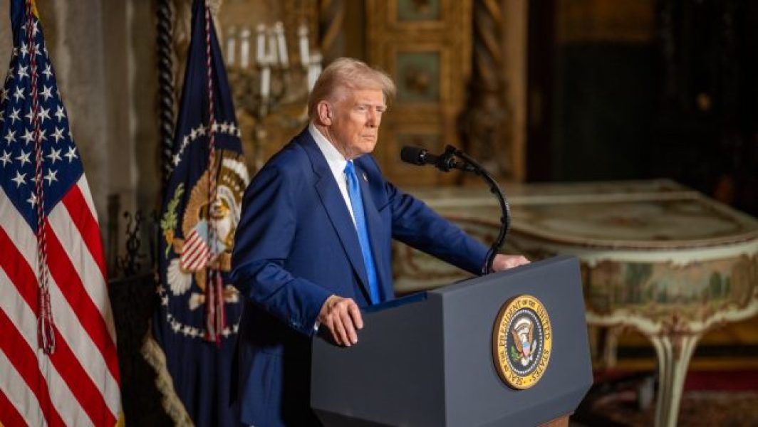europapress_6528270_handout_18_february_2025_us_palm_beach_us_president_donald_trump_speaks_to-1-635x358