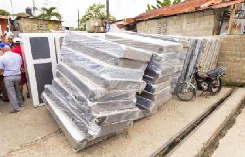 inundaciones-en-puerto-plata-afectados-siguen-recibiendo-ayuda---focus-0-0-375-240