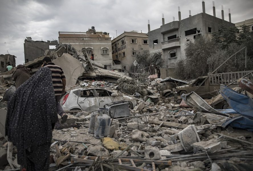 Gaza (---), 12/11/2023.- Palestinians search for bodies and survivors among the rubble of a residential building following an Israeli strike in Khan Younis, southern Gaza Strip, 12 November 2023. More than 11,000 Palestinians and at least 1,200 Israelis have been killed, according to the Israel Defense Forces (IDF) and the Palestinian health authority, since Hamas militants launched an attack against Israel from the Gaza Strip on 07 October, and the Israeli operations in Gaza and the West Bank which followed it. EFE/EPA/HAITHAM IMAD