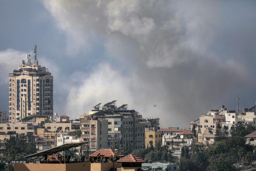 Gaza (---), 06/11/2023.- Smoke rises following an Israeli air strike in the northern Gaza Strip, 06 November 2023. More than 9,700 Palestinians and at least 1,400 Israelis have been killed, according to the Israel Defense Forces (IDF) and the Palestinian health authority, since Hamas militants launched an attack against Israel from the Gaza Strip on 07 October, and the Israeli operations in Gaza and the West Bank which followed it. EFE/EPA/MOHAMMED SABER