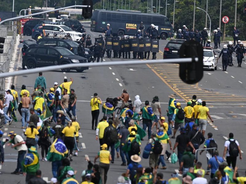 manifestantes-invaden-sede-del-poder-y-la-presidencia-de-la-republica-en-brasil